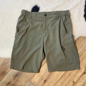 men's olive green Wrangler cargo or utility shorts